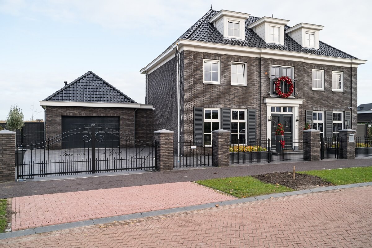 Sier draaipoort en hekwerk met opvallend lijnenspel