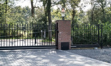 Vrijdragende sier schuifpoort