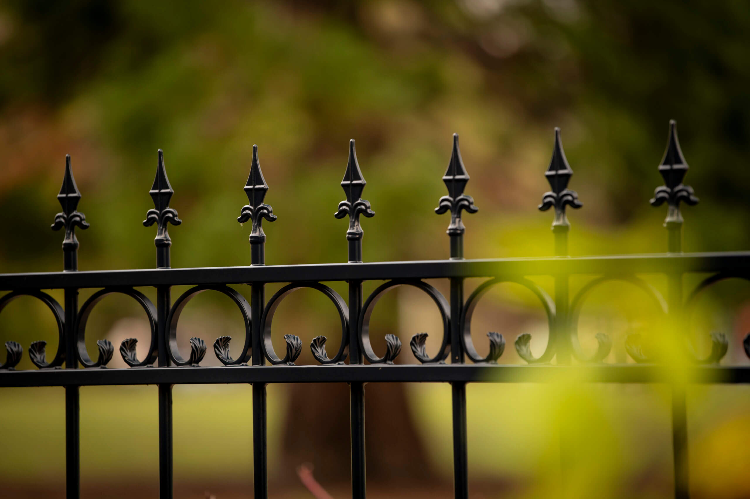 sierhekwerk en sierpoort tuin